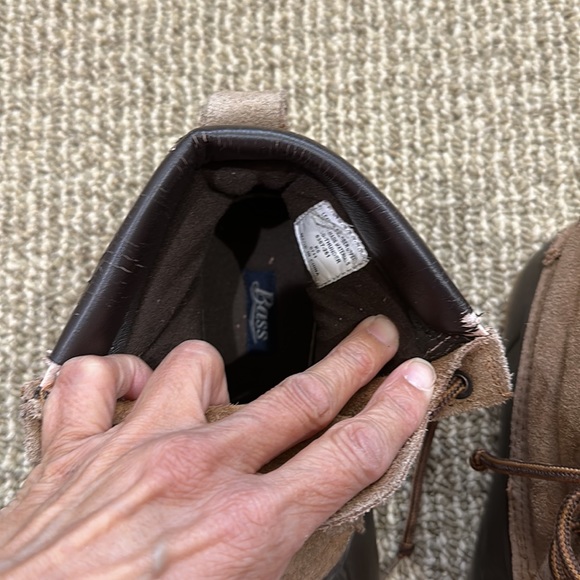 BASS brand BOOTS. YOUTH SIZE 5. Rubber soles. Suede uppers. Original laces. - Picture 9 of 10